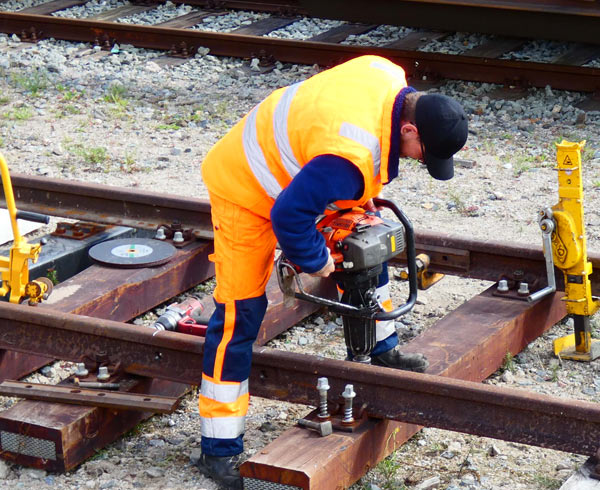 Der Bereich Gleis- und Signalinstandhaltung umfasst die Durchführungen aller notwendigen Prüf-, Wartungs-, Reparatur- und Erneuerungsarbeiten an Gleis-, Signal- und Fernmeldeanlagen